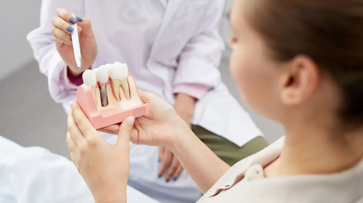 Investir em implantes dentários melhora a qualidade de vida, função mastigatória e estética, oferecendo uma solução duradoura para dentes perdidos.